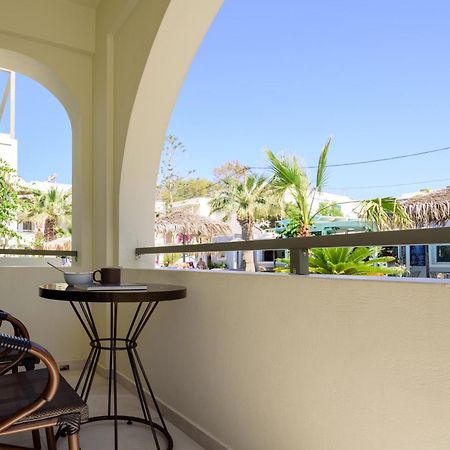Zephyros Hotel Kamári エクステリア 写真