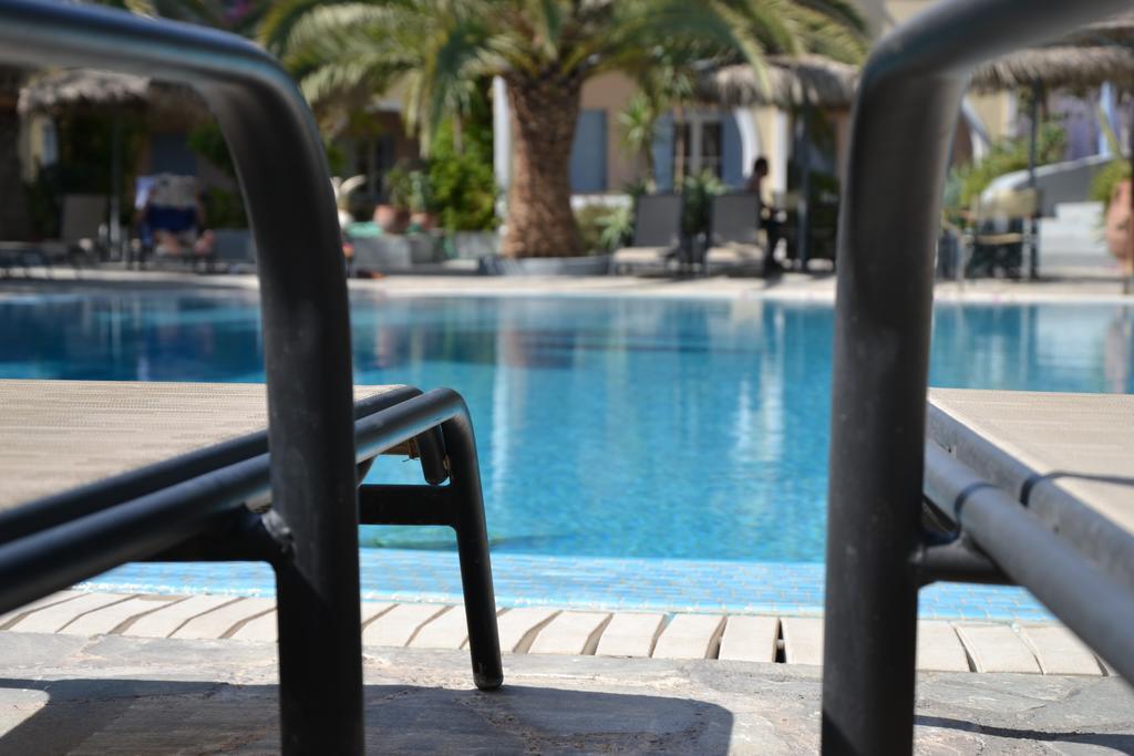 Zephyros Hotel Kamári エクステリア 写真