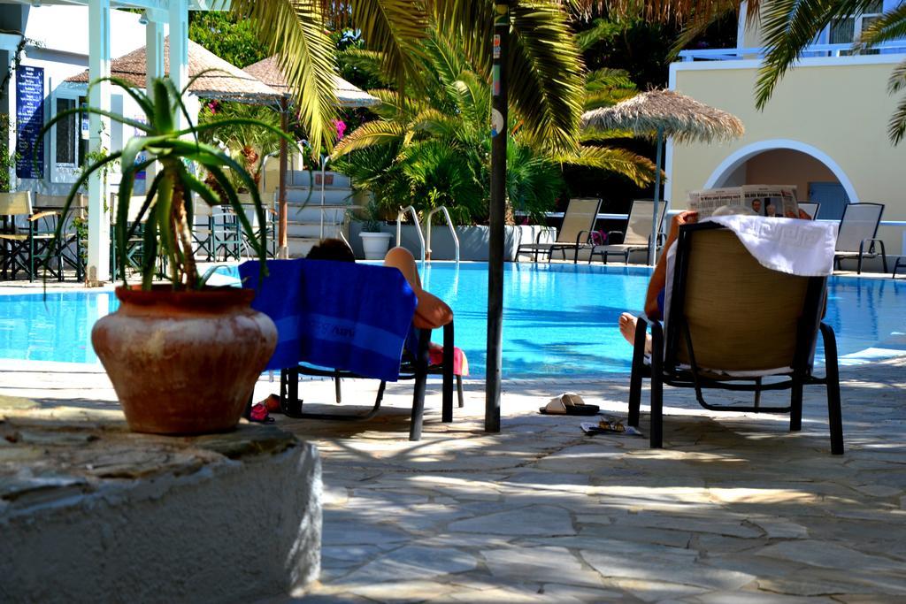 Zephyros Hotel Kamári エクステリア 写真