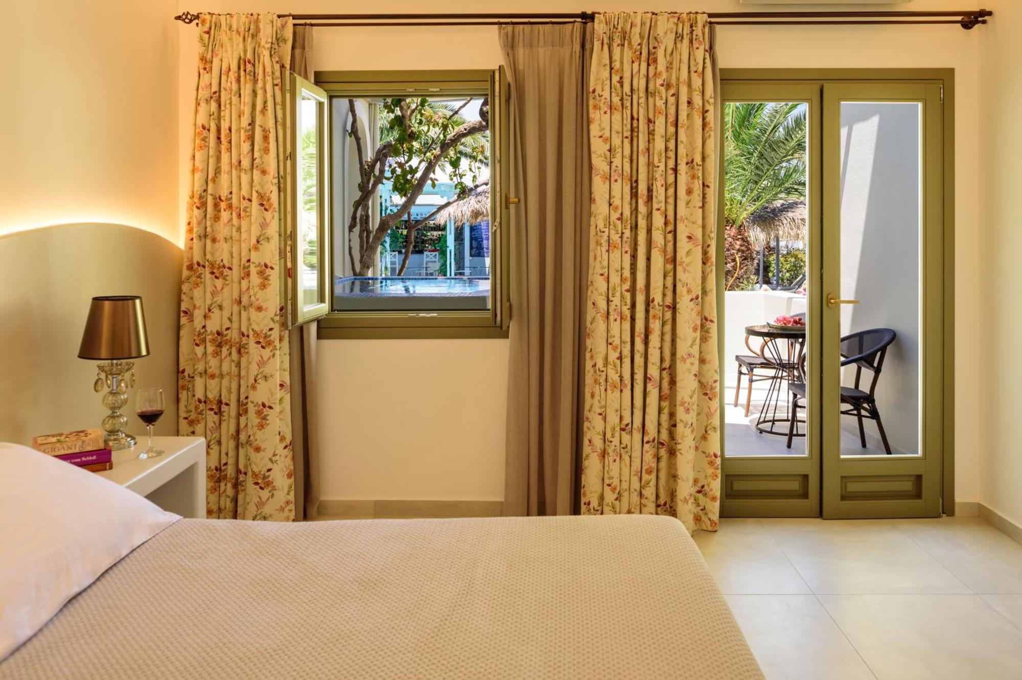 Zephyros Hotel Kamári エクステリア 写真