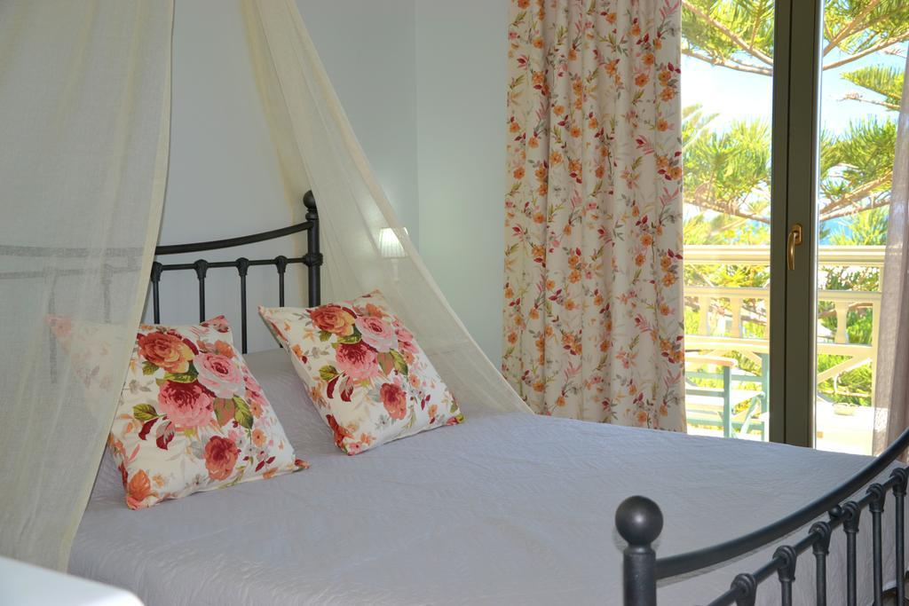 Zephyros Hotel Kamári エクステリア 写真