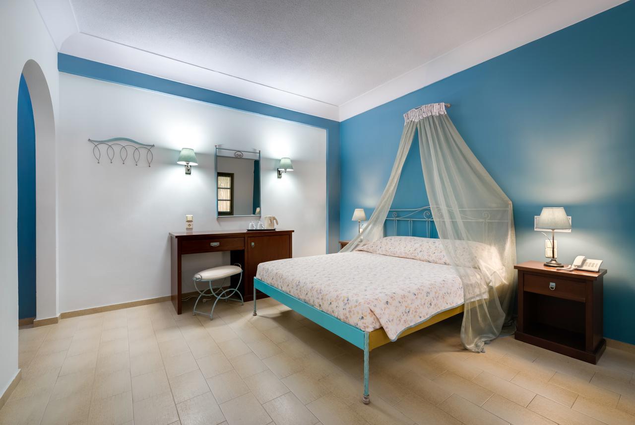 Zephyros Hotel Kamári エクステリア 写真